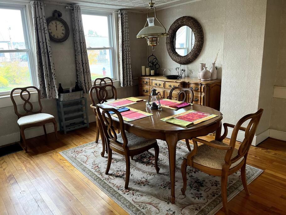 Cute 6-Bedroom Getaway In The Heart Of リトルトン エクステリア 写真