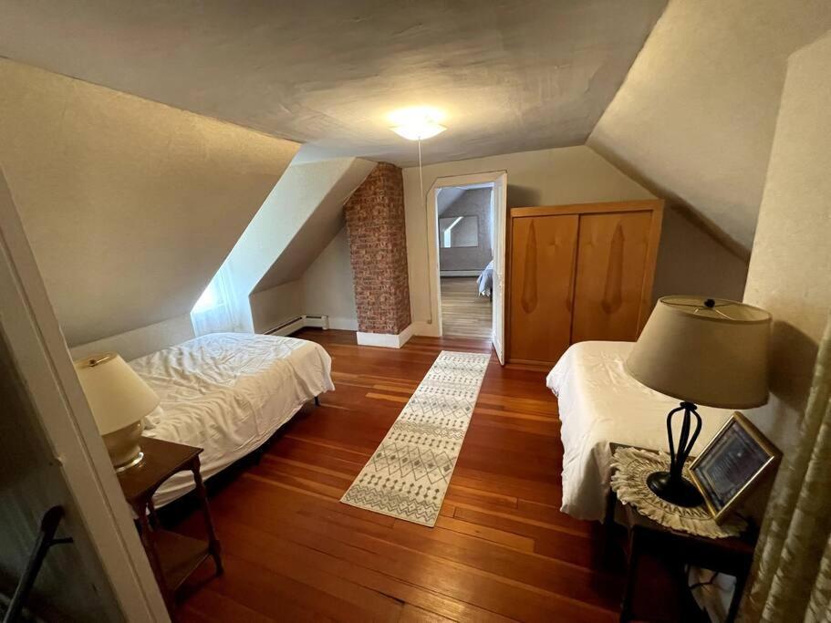 Cute 6-Bedroom Getaway In The Heart Of リトルトン エクステリア 写真