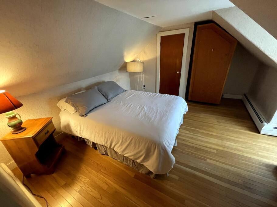 Cute 6-Bedroom Getaway In The Heart Of リトルトン エクステリア 写真