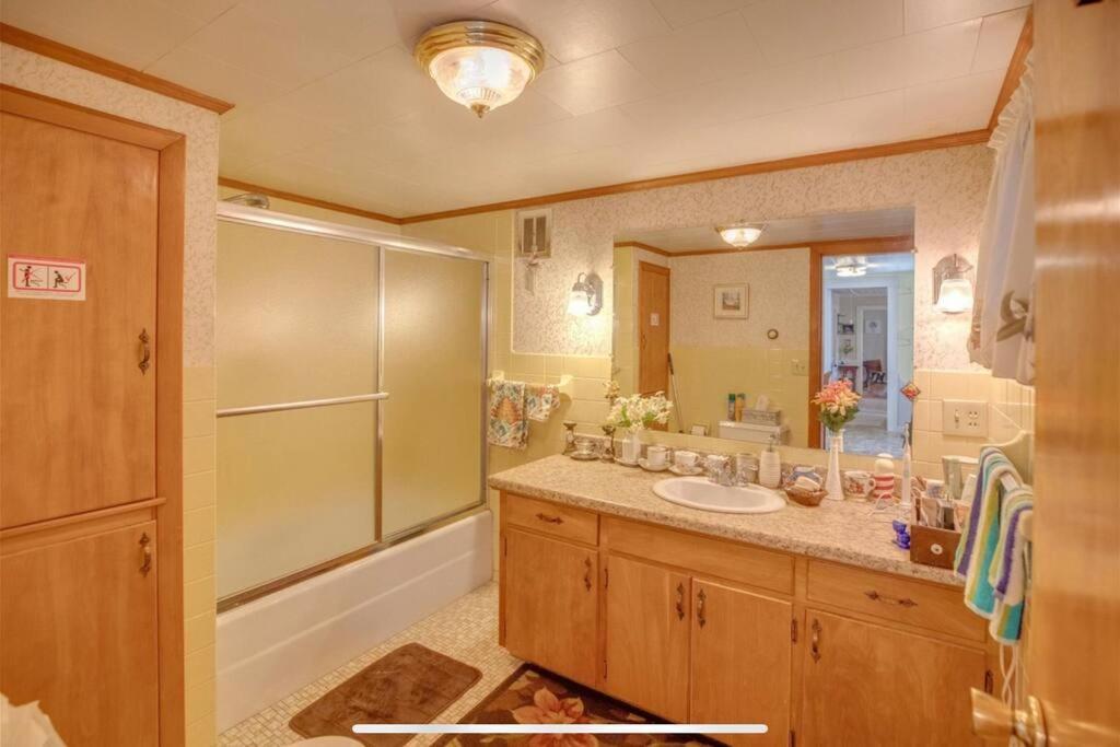 Cute 6-Bedroom Getaway In The Heart Of リトルトン エクステリア 写真