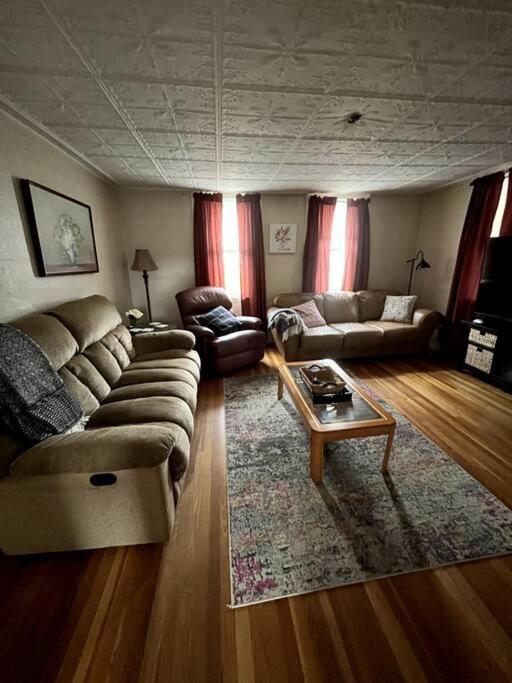 Cute 6-Bedroom Getaway In The Heart Of リトルトン エクステリア 写真