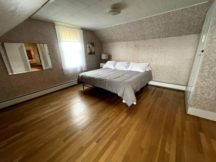 Cute 6-Bedroom Getaway In The Heart Of リトルトン エクステリア 写真