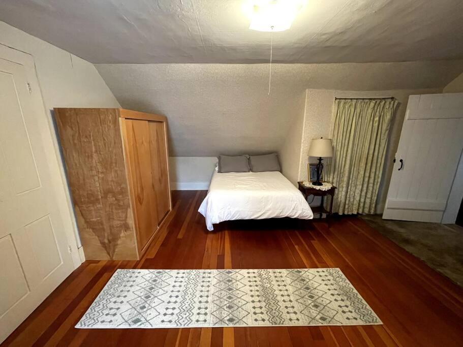 Cute 6-Bedroom Getaway In The Heart Of リトルトン エクステリア 写真