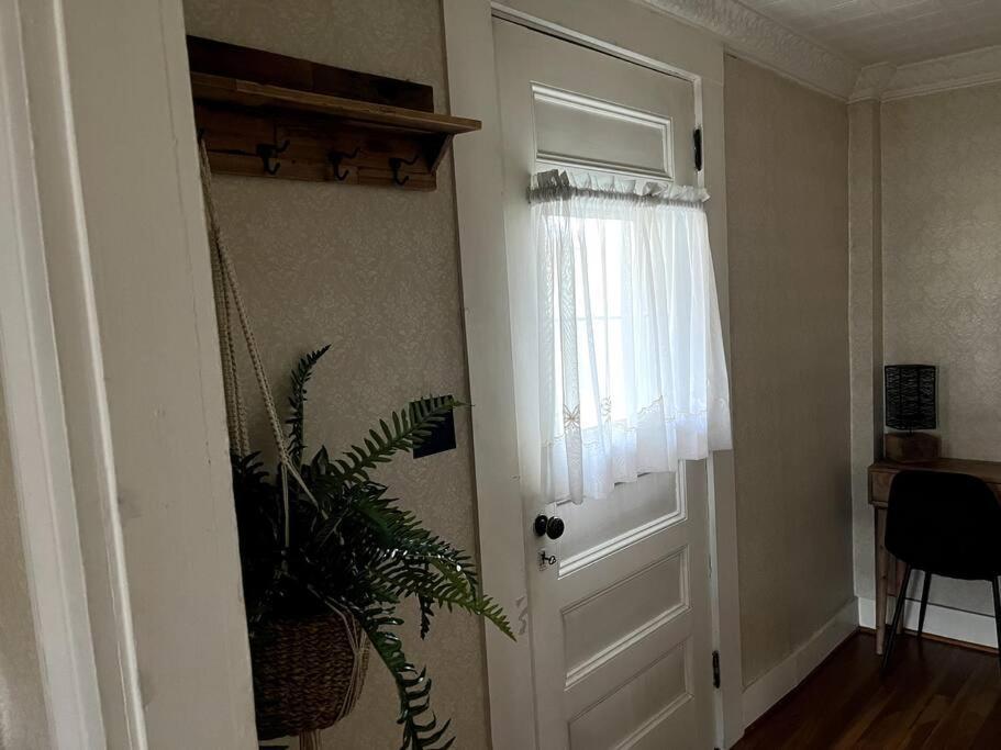 Cute 6-Bedroom Getaway In The Heart Of リトルトン エクステリア 写真